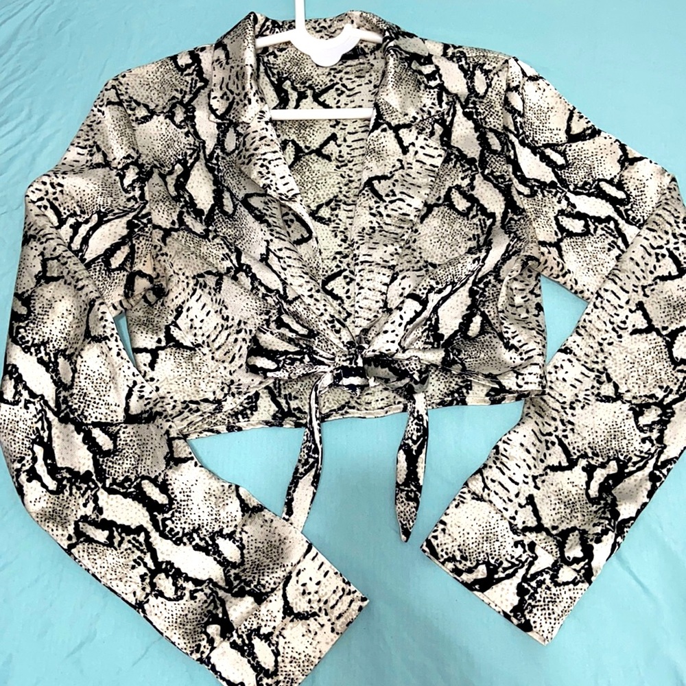cropped front tie blouse snakeprint black/white long sleeve